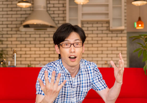 istock Japanese young man having a flash of good idea 885332976