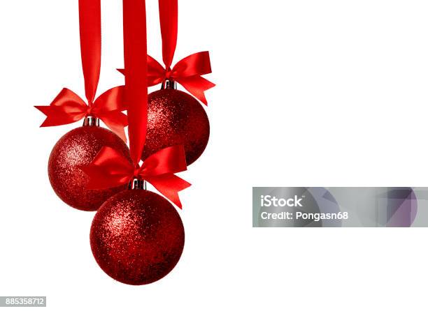 Decorazione Natalizia Con Fiocchi Su Sfondo Bianco - Fotografie stock e altre immagini di Palla dell'albero di Natale - Palla dell'albero di Natale, Rosso, Natale