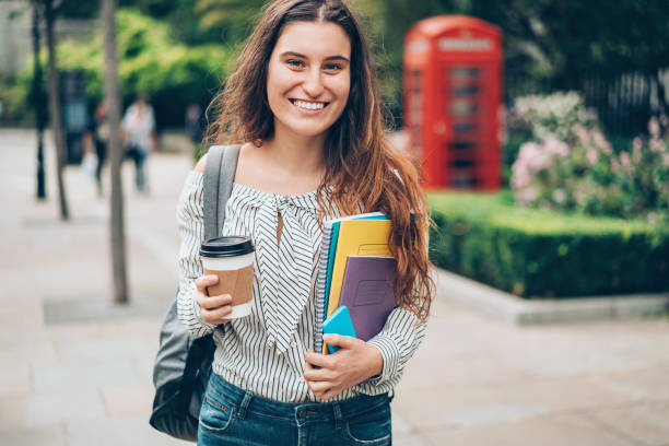 studentin in london city - pay phone telephone people women stock-fotos und bilder