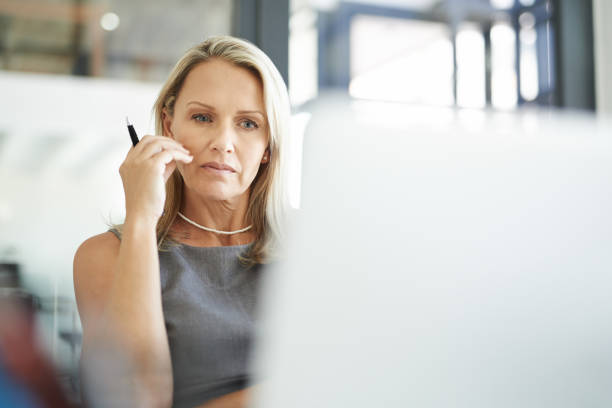 mettere un lavoro mentale serio in un'attività lavorativa - thinking women businesswoman business foto e immagini stock