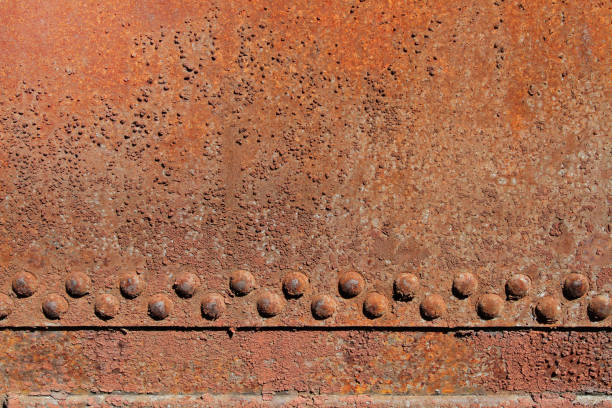 de pared de hierro oxidado con remaches - rust textured rusty industrial ship fotografías e imágenes de stock