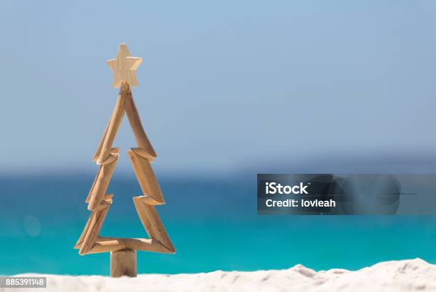 Holzweihnachtsbaum Am Sandstrand Stockfoto und mehr Bilder von Weihnachten - Weihnachten, Australien, Strand