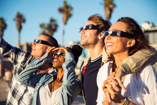 amigos em santa monica - los angeles, divertir-se na avenida - eclipse - fotografias e filmes do acervo