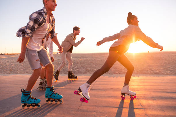 przyjaciele w santa monica - los angeles zabawy na promenadzie - santa monica santa monica beach beach california zdjęcia i obrazy z banku zdjęć