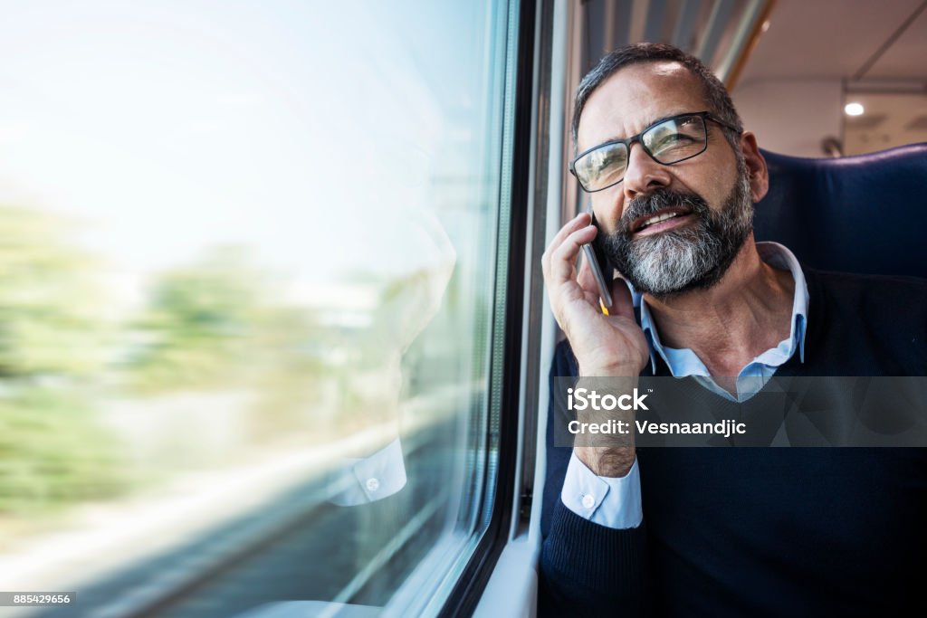 在火車上的成熟商人 - 免版稅火車圖庫照片