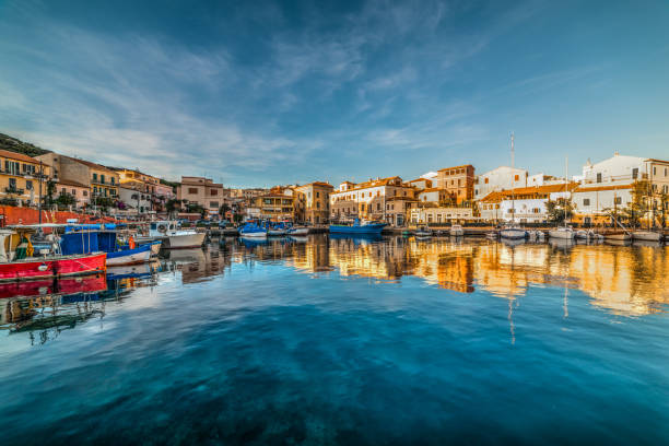 reflexionen im hafen von la maddalena bei sonnenuntergang - travel nautical vessel commercial dock pier stock-fotos und bilder