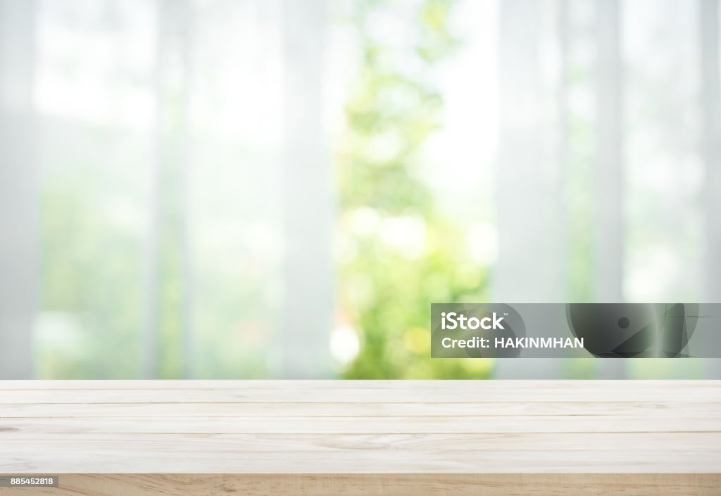 Holztisch auf Unschärfe des Vorhangs mit Fenster Blick Garten - Lizenzfrei Bildhintergrund Stock-Foto