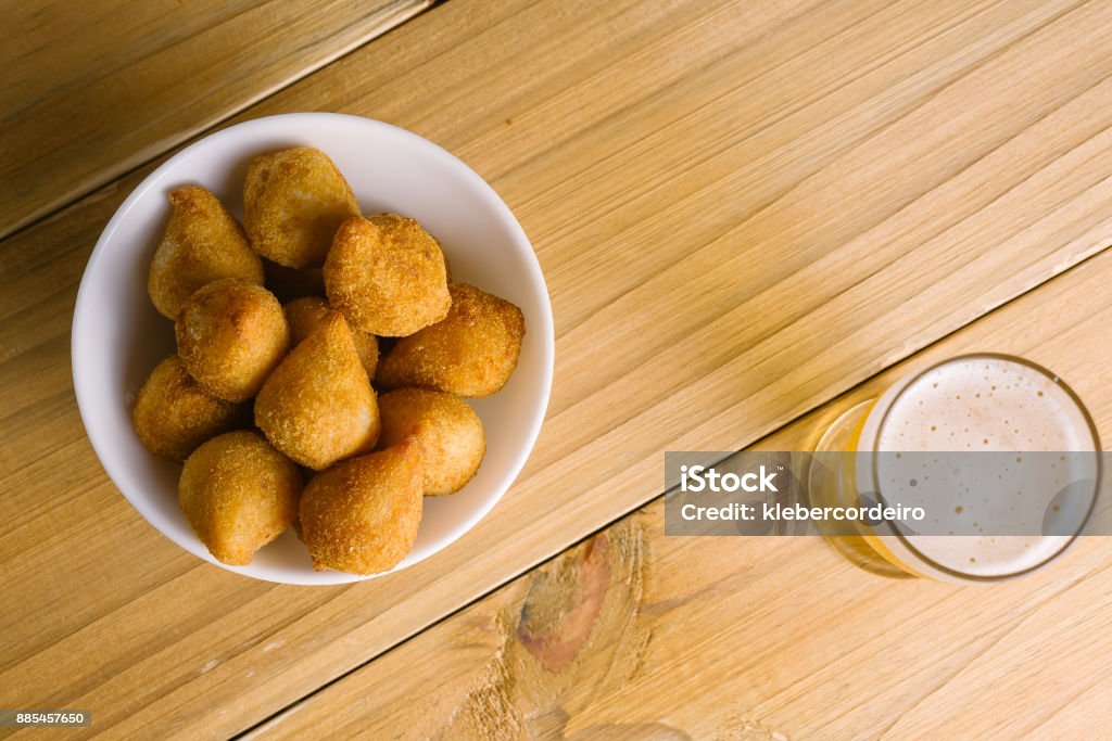 Brazilian snack "coxinha" and beer on wood table - Royalty-free Coxinha Foto de stock