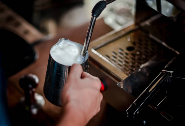 Vapeur machine à café au lait pour faire latte art - Photo