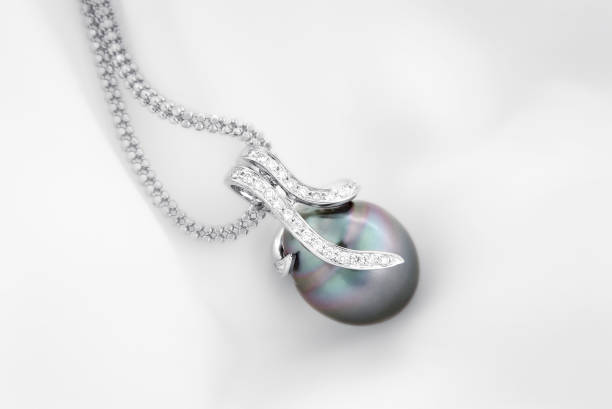 타히티어 진주와 다이아몬드 화이트 골드 펜 던 트 - black pearl pearl horizontal necklace 뉴스 사진 이미지