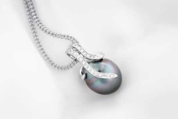 Photo of White gold pendant with tahitian pearl and diamonds
