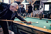 mann-in-einer-kneipe-billard-spielen.jpg