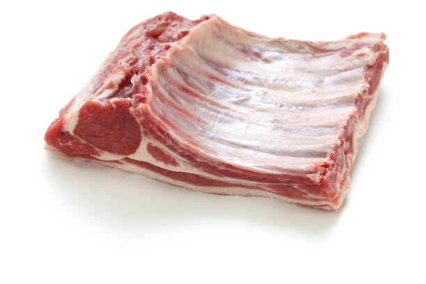 стойка лозе ягненка, сырое мясо изолированы на белом фоне - lamb chops стоковые фото и изображения