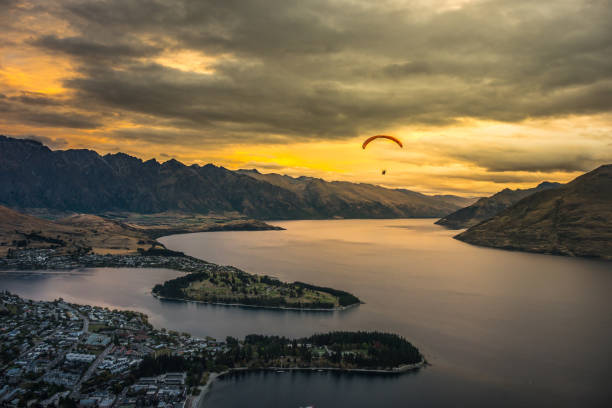 parapendio su queenstown e lago wakaitipu, nuova zelanda - outdoors nature paragliding autumn foto e immagini stock