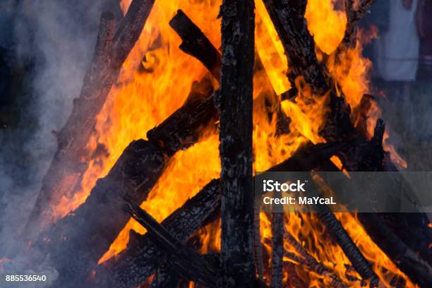 Api Berkobar Latar Belakang Tekstur Api Api Kobaran Api Foto Stok - Unduh Gambar ...