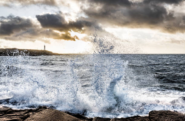 farol durante das águas tempestuosas - lighthouse beacon sailing storm - fotografias e filmes do acervo