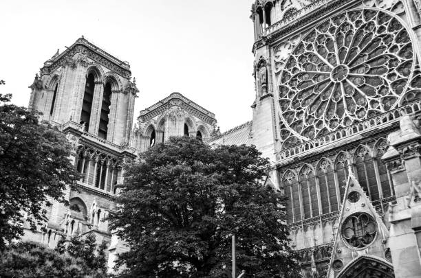 istock Architecture of Paris, France 885571696