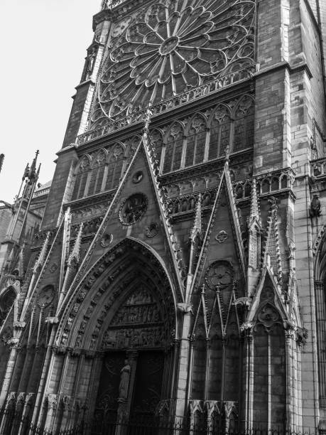 istock Architecture of Paris, France 885573986