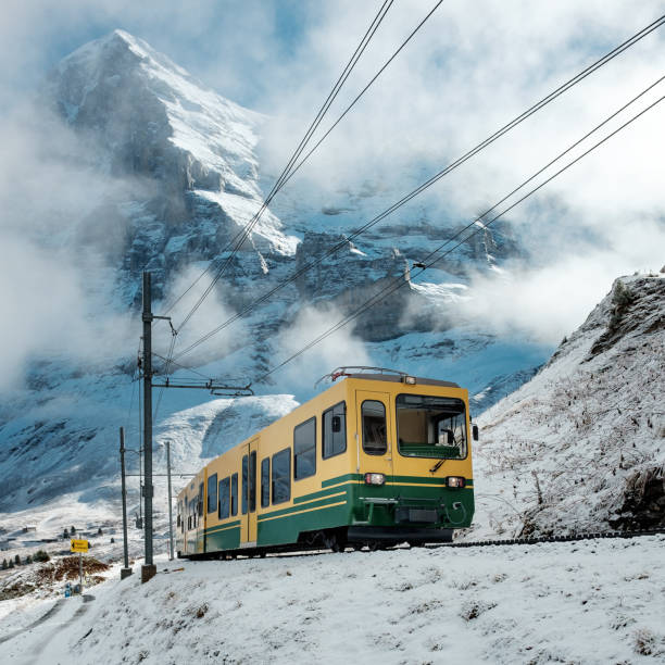 tren de suiza de la montaña en su camino a la estación de kleine scheidegg. - jungfrau train winter wengen fotografías e imágenes de stock