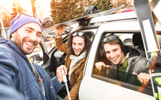 meilleures amies s’amuser prenant selfie sur voiture pour ski et snowboard sur filtre de contraste désaturées montagne voyage - concept de repaire d’amitié avec les jeunes épris de voyages de sports d’hiver - vintage - skiing teenager ski wear winter photos et images de collection