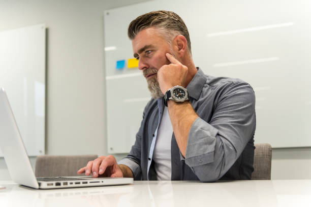 istock Financial businessman working online 885612608