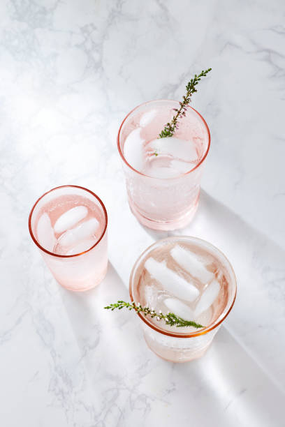 白い大理石の表面の 3 つのお祝い飲み物 - tonic water ストックフォトと画像