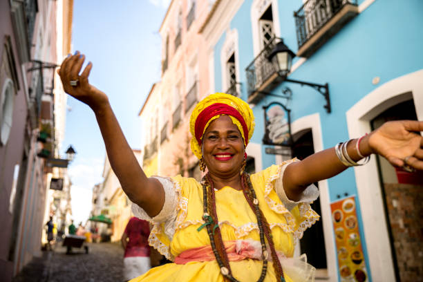linda mulher brasileira "baiana" com traje local no pelourinho, salvador, bahia - bahia - fotografias e filmes do acervo
