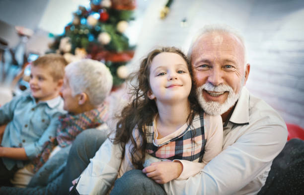 couple de personnes âgées jouant avec leurs petits-enfants. - senior couple grandparent cheerful happiness photos et images de collection