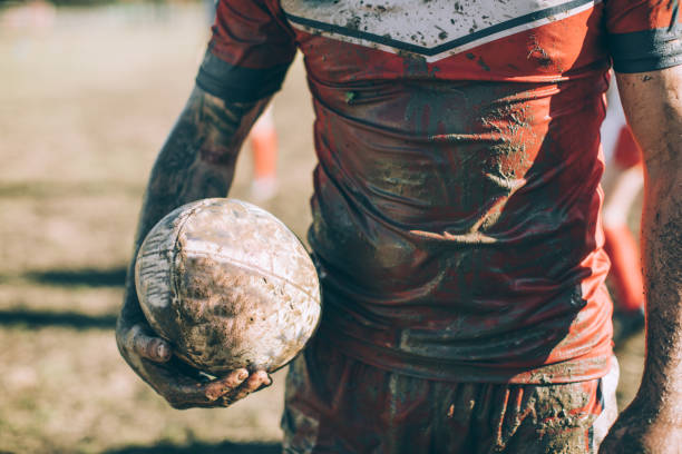 joueur de rugby à sale - mudball photos et images de collection