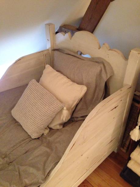 istock Cosy wooden 1 person bed 885633730