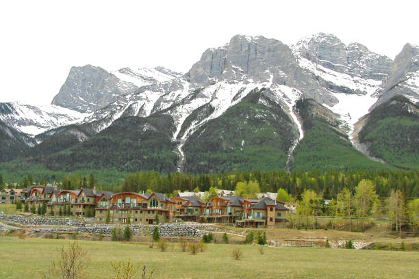 istock Three Sister Mountains and Canmore, Alberta, Homes 885655978
