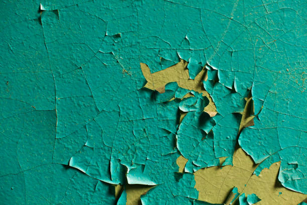 istock Cracked wall with old layers of paint in abandoned house 885655984