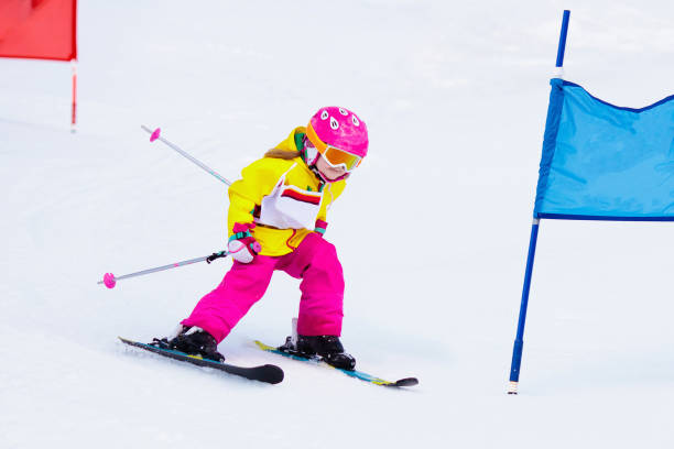 diversão de esqui e neve. filhos de esqui. esporte de inverno de criança. - winter child coat baby girls - fotografias e filmes do acervo
