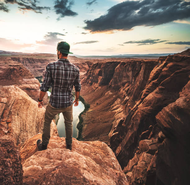 istock man on top of horse shoe bend 885709314