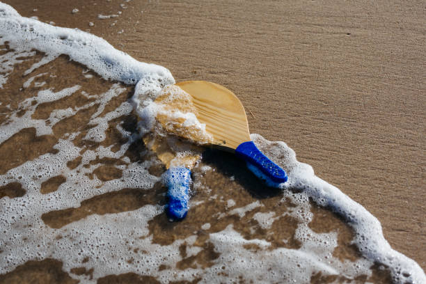 ténis de praia, bola de raquete de praia, frescobol. raquetes e bola de praia na praia - matkot - fotografias e filmes do acervo