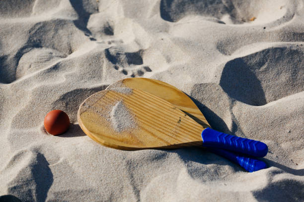 ténis de praia, bola de raquete de praia, frescobol. raquetes e bola de praia na praia - matkot - fotografias e filmes do acervo