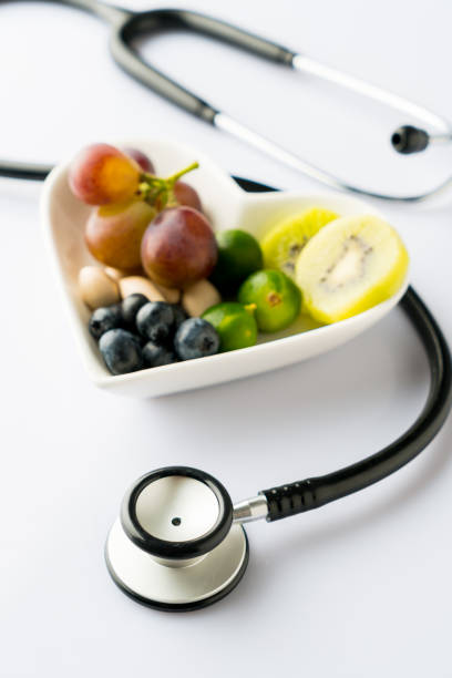 zdrowe jedzenie w naczyniu serca ze stetoskopem lekarskim - healthy eating diabetes dieting healthcare and medicine zdjęcia i obrazy z banku zdjęć
