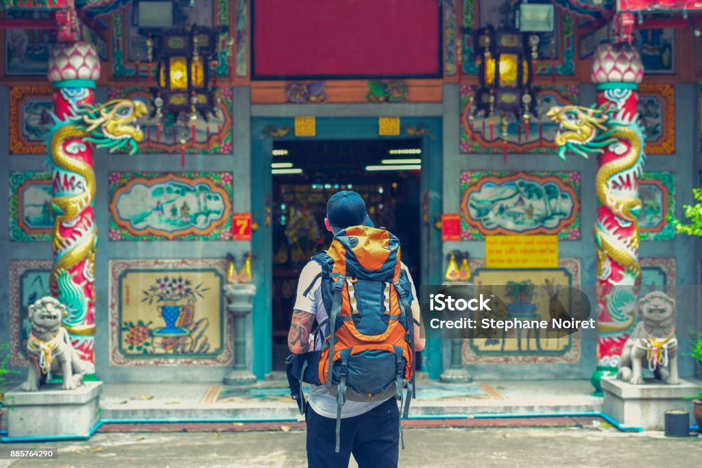 Backpacker-Mann im chinesischen Tempel in der Straße von Asien. Bangkok, Thailand. - Lizenzfrei Rucksacktourist Stock-Foto