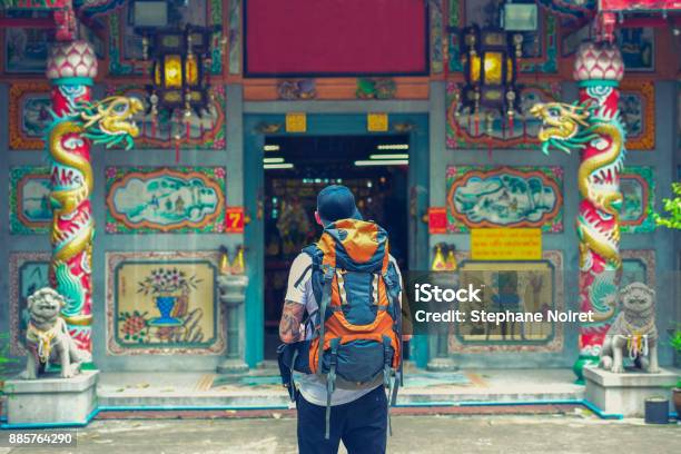 Backpackermann Im Chinesischen Tempel In Der Straße Von Asien Bangkok Thailand Stockfoto und mehr Bilder von Rucksacktourist