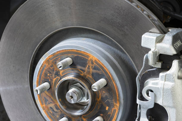 istock Car disc brake repairing 885776820