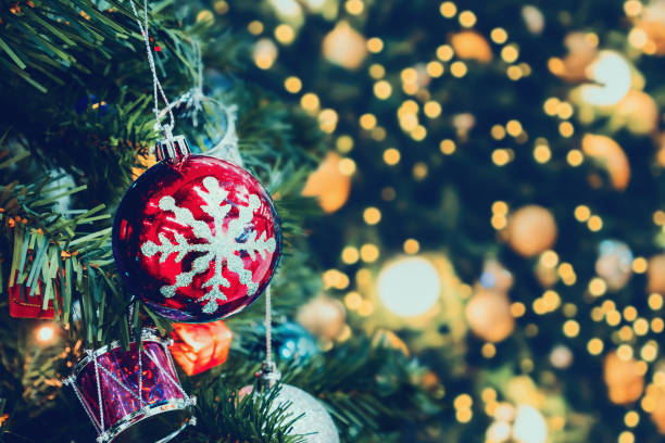 istock Decorated Christmas tree with colorful bauble on sparkling bokeh light blurred background 885812314