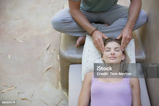 Foto de Homem Dando Mulher Massagem De Cabeça e mais fotos de stock de 25-30 Anos - 25-30 Anos, 30 Anos, 35-39 Anos