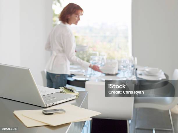 Frau Nimmt Pause Von Der Arbeit Zum Abendessen Tisch Stockfoto und mehr Bilder von 50-54 Jahre