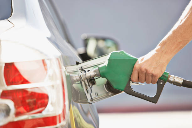 man pumping gas - tank stockfoto's en -beelden