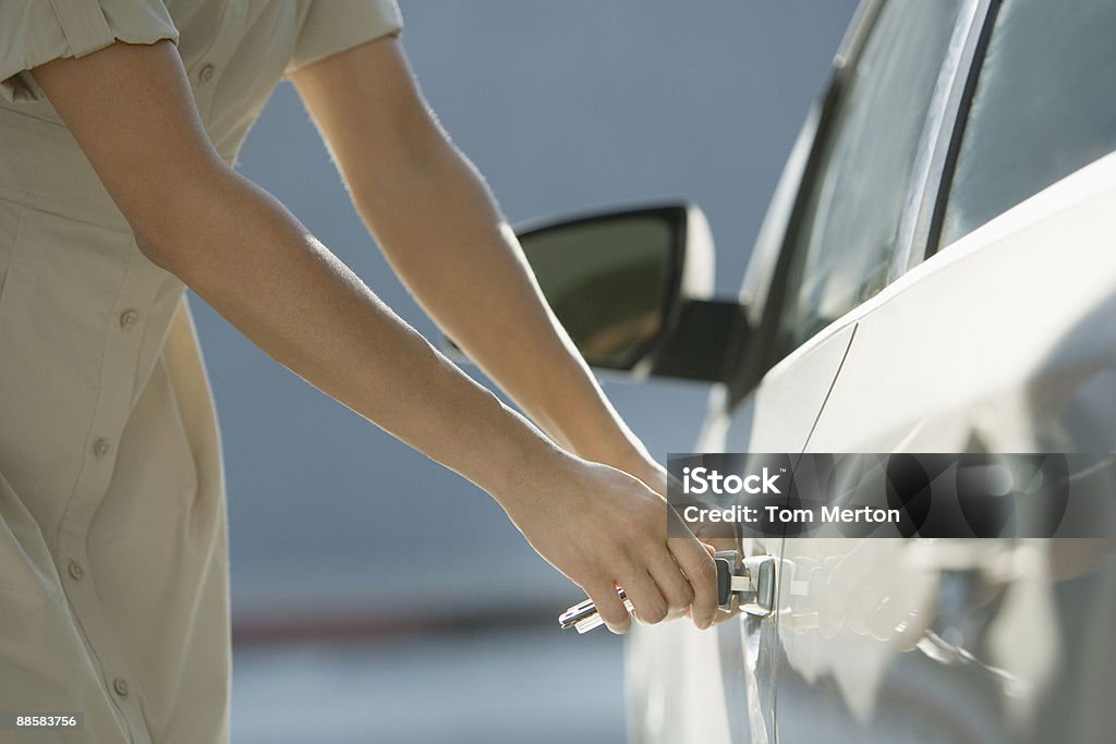Mujer de apertura de puerta de coche - Foto de stock de Abrir con llave libre de derechos
