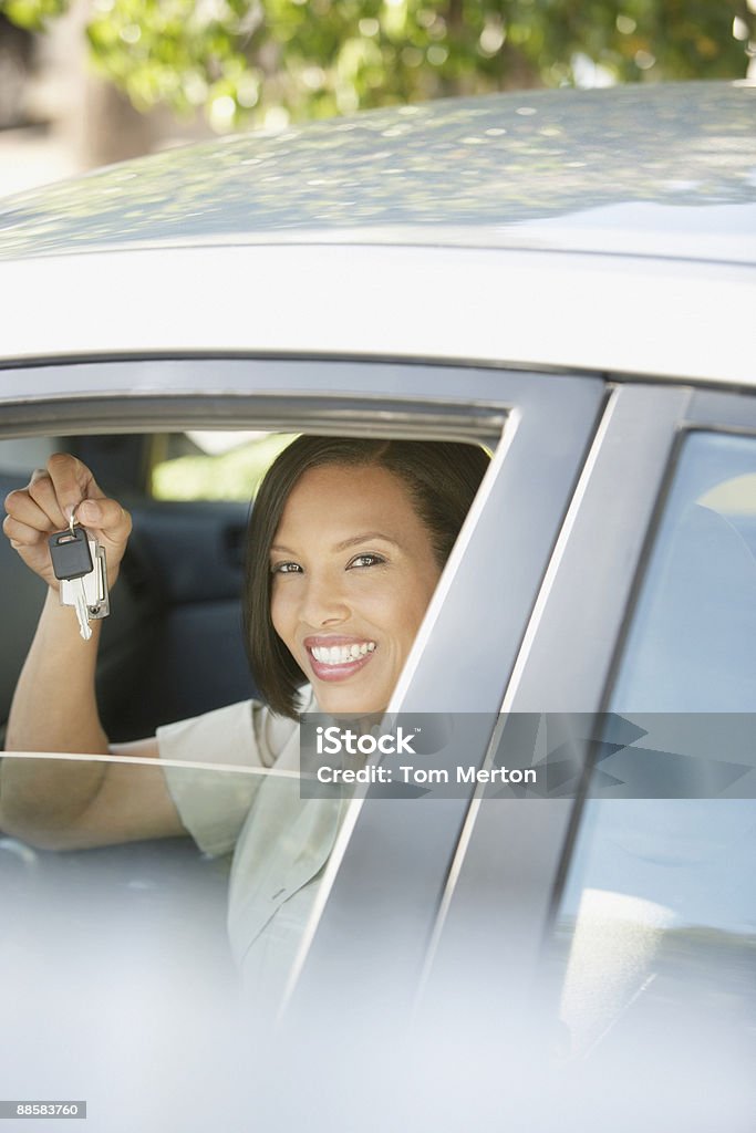 Mulher segurando as chaves de carro novo - Foto de stock de Dirigir royalty-free