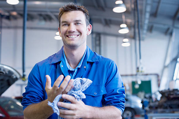 tecnico lavora in negozio auto - tuta da lavoro foto e immagini stock