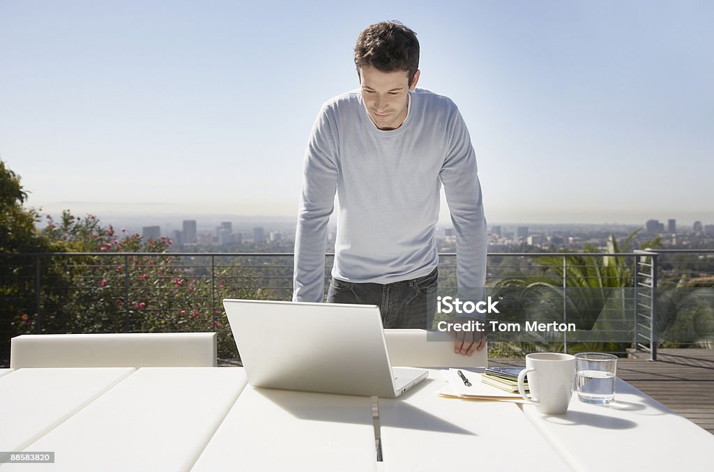 Mann von zu Hause aus auf dem Balkon - Lizenzfrei Terrasse - Grundstück Stock-Foto