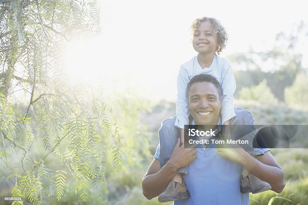 Homem carregar filho nos ombros - Royalty-free Pai Foto de stock