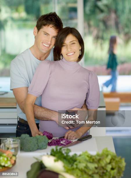 Pareja Abrazándose En La Cocina Foto de stock y más banco de imágenes de 30-34 años - 30-34 años, 30-39 años, 35-39 años